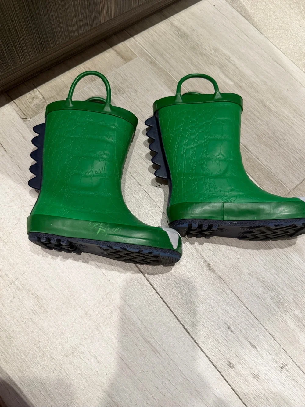 Kids Green Dino Rain Boots with Grip Heel size 8 toddler